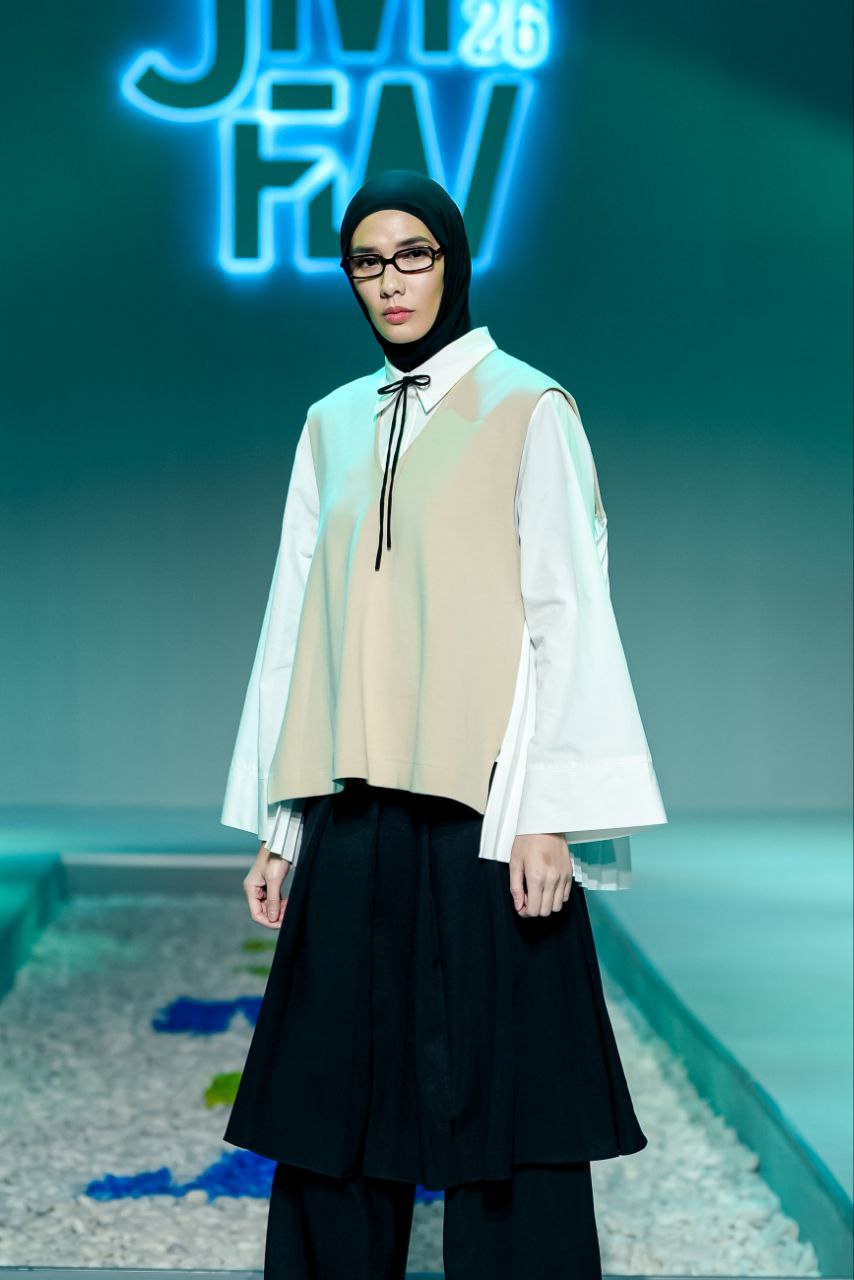 Panggung Wardah di JMFW 2026 dimulai dengan penampilan enerjik dari kolaborasi eksklusif Saba Modest x IKYK. 