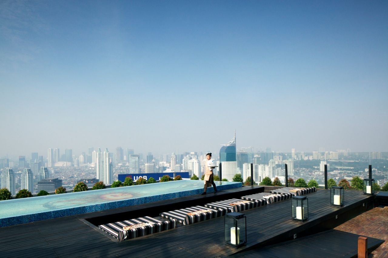 Sejak dibuka pada 2012, SKYE dikenal sebagai ikon lifestyle urban Jakarta, tempat di mana momen intim, perayaan glam, dan hangout santai bisa terasa istimewa sekaligus berkesan.