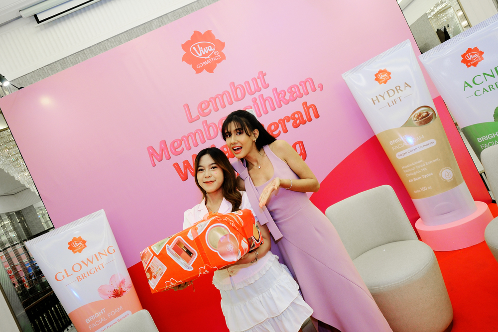 Dalam acara tersebut, Viva memperkenalkan tiga varian Viva Bright Facial Foam: Glowing Bright yang membantu kulit tampak cerah, Acne Care untuk kulit berminyak dan berjerawat, serta Hydra Lift yang memberikan sensasi kulit lebih kencang dan segar. Produk ini melengkapi Viva Milk Cleanser dan Viva Face Tonic sebagai rangkaian triple cleanser yang dirancang agar mudah digunakan dan relevan dengan kebutuhan kulit perempuan Indonesia.