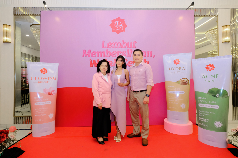 Viva Cosmetics resmi meluncurkan Viva Bright Facial Foam sebagai langkah baru dalam konsep triple cleansing mereka. Di tengah gaya hidup cepat yang sering membuat kulit kusam, Viva menegaskan bahwa glowing skin adalah hasil dari kombinasi skincare yang tepat dan kebiasaan hidup yang seimbang. Peluncuran ini berlangsung pada 14 November 2025 di Jakarta Selatan, menghadirkan suasana hangat dan interaktif bersama komunitas kecantikan, KOL, dan media.