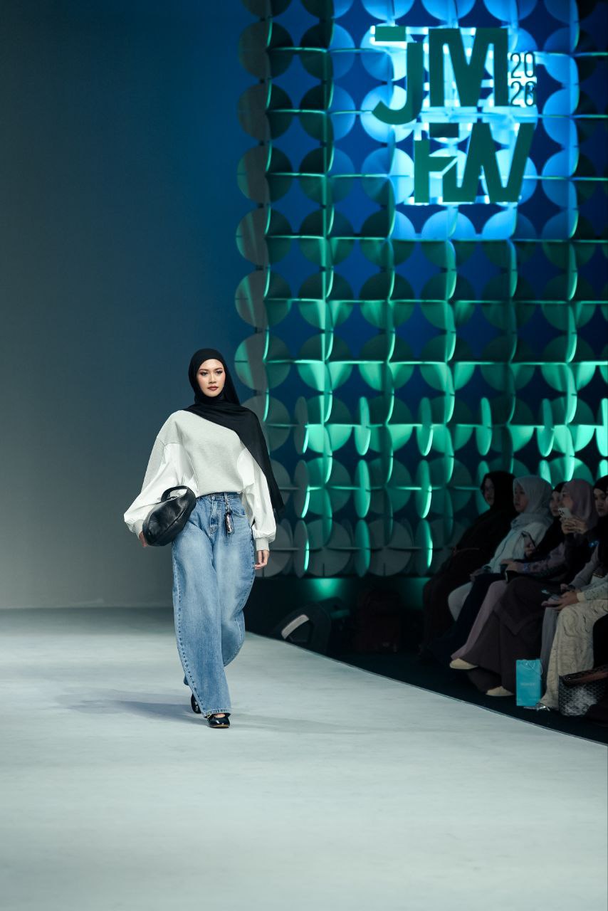 Kolaborasi ini dirancang untuk menjangkau dua segmen pasar sekaligus, yakni fashion modest dan kontemporer. 