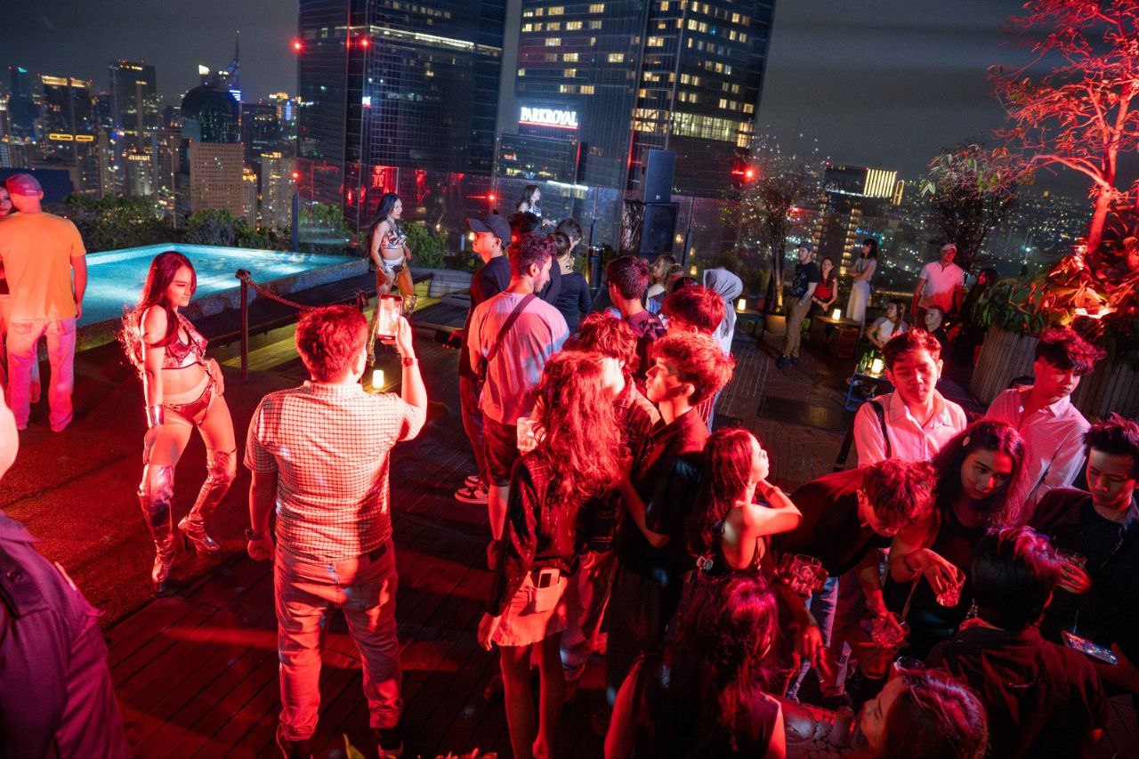 Dari panorama 360 derajat kawasan Sudirman-Thamrin hingga lounge outdoor yang elegan, rooftop ini siap memanjakan semua indera pengunjung.