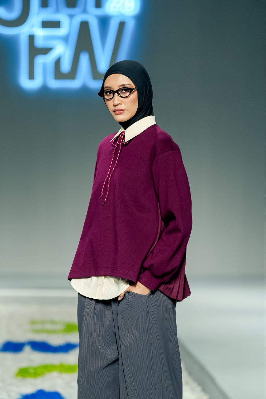 Koleksi yang ditampilkan memadukan estetika khas kedua brand, yakni desain modern, minimalis, dan timeless. 