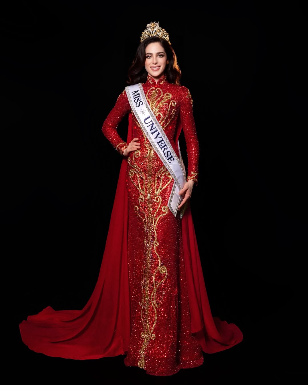 Meski diterpa tekanan berat, Fátima tampil memesona di malam final dan memikat para juri. Kemenangannya bukan sekadar soal kecantikan, tapi juga keberanian, keteguhan, dan solidaritas perempuan di panggung dunia.