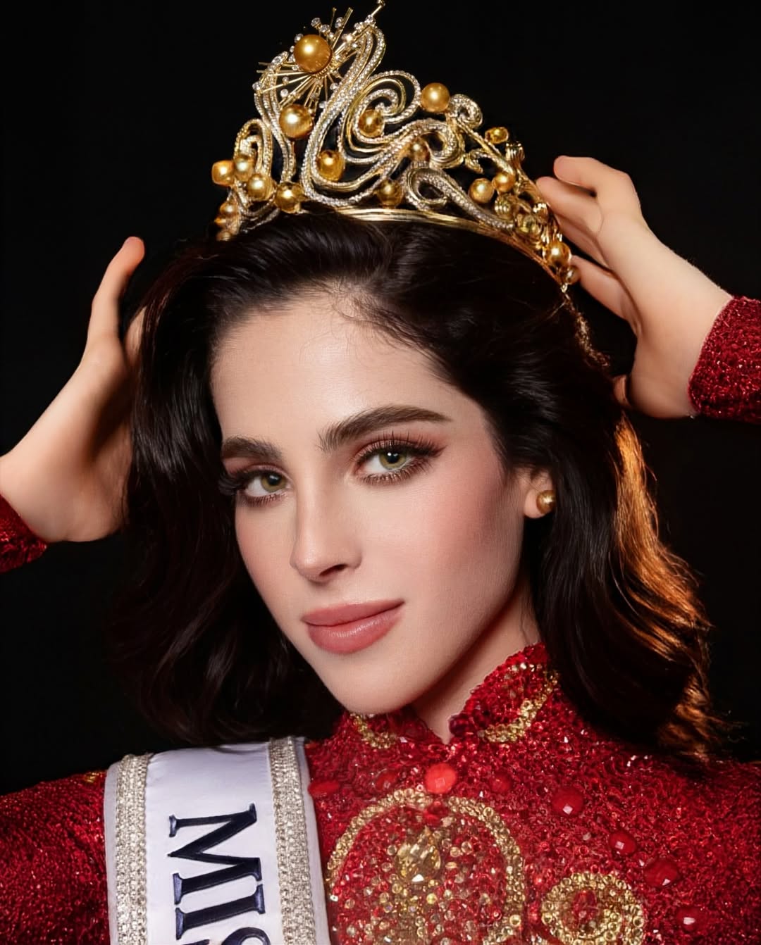 Fátima Bosch Fernández dari Meksiko resmi menyandang mahkota Miss Universe 2025, sebuah kemenangan yang terasa manis setelah perjalanan penuh tekanan dan sorotan publik.