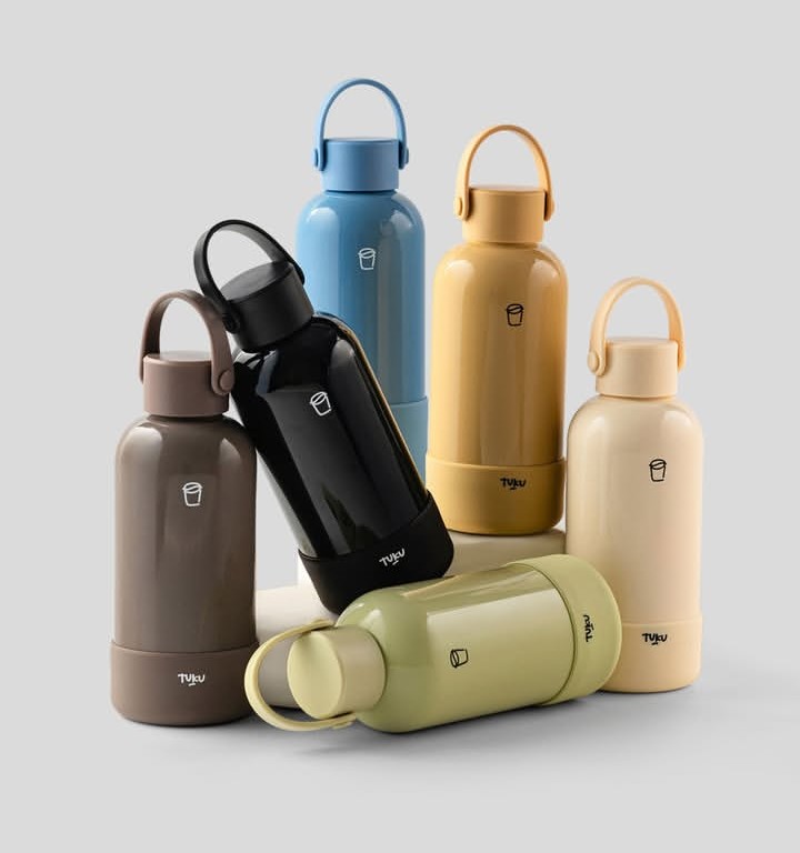 Salah satu yang paling menarik perhatian adalah Tumbler Stainless Handle Tuku 350ml berharga Rp225.000. Desainnya simpel dan elegan, cocok sebagai wadah kopi susu Tuku yang sudah jadi ikon tersendiri. 