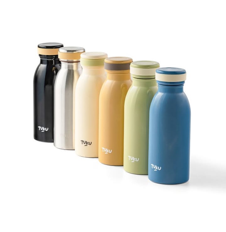 Ada juga Tumbler Stainless Tukj yang dibanderol Rp200.000, hadir dengan beragam warna yang menggoda untuk pengguna yang menginginkan tumblr yang mudah dibawa saat commuting.