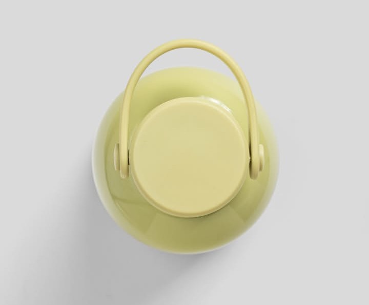 Viralnya kasus tumbler Tuku yang hilang di KRL membuat nama brand ini langsung melejit di media sosial. Bukan hanya karena dramanya yang melibatkan laporan penumpang hingga berujung pada pemecatan petugas, tetapi juga karena banyak orang jadi penasaran: sebenarnya tumbler Tuku itu seperti apa sih, dan berapa harganya sampai bisa seramai itu dibicarakan? Antusiasme publik membuat berbagai model tumbler Tuku kini ikut disorot dan jadi incaran banyak orang.