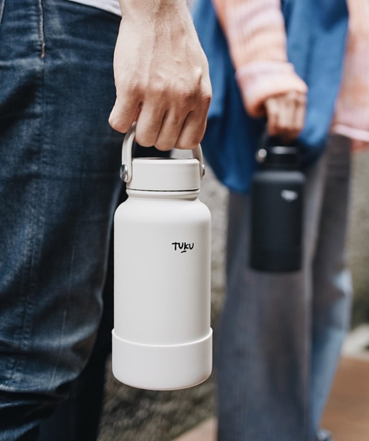 Tumblr Tuku yang satu ini juga sukses menyita perhatian! Namanya Tumbler Stainless Handle Tuku 650ml berharga Rp250.000. Selain keren, ukurannya yang besar juga cocok untuk dibawa bepergian jauh. 