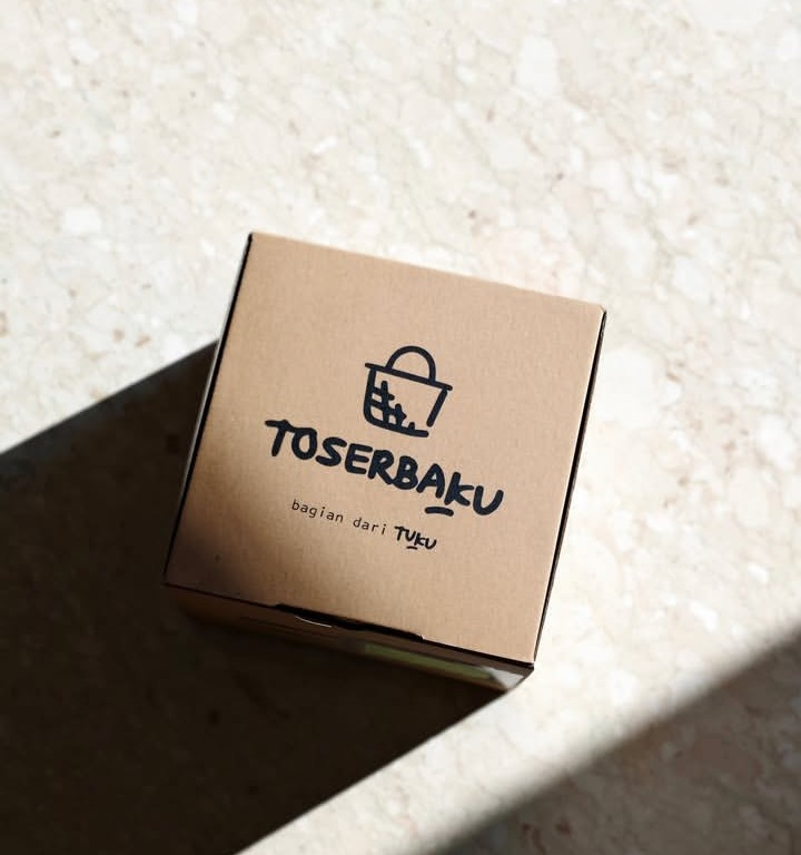 Selain Tumbler, Tuku juga banyak menjual merch lain yang menarik dengan kualitas baik dan desain kekinian. Banyak orang yang awalnya hanya penasaran, kini mulai melirik dan bahkan berburu produk-produk mereka. Kamu salah satunya?