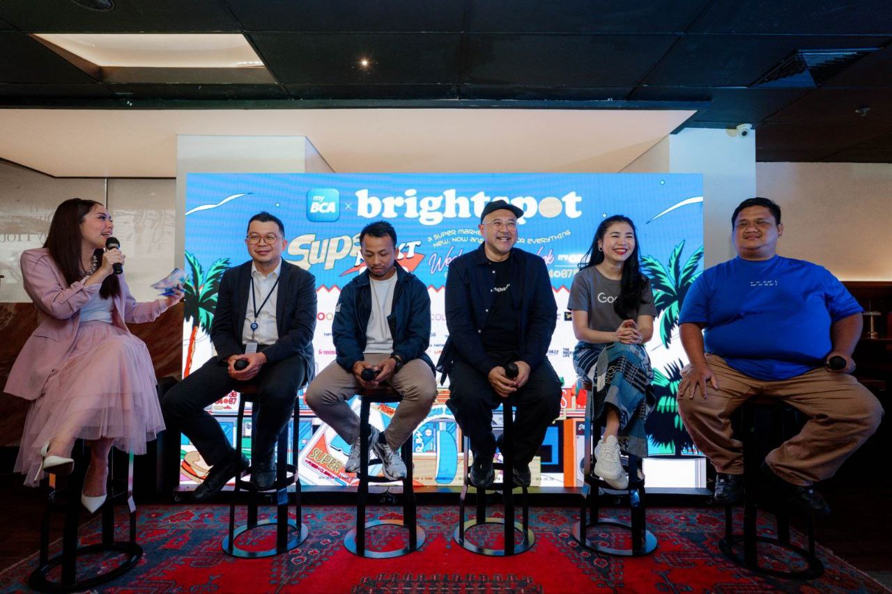 “Kami ingin menghidupkan kembali suasana supermarket, tempat semua orang datang untuk mencari hal yang mereka butuhkan, tapi juga menemukan hal-hal yang tak terduga. Di Brightspot SuperMRKT 2025, ide, merek, dan komunitas bertemu, berbagi, dan tumbuh bersama,” ujar Anton Wirjono, Founder Brightspot MRKT.