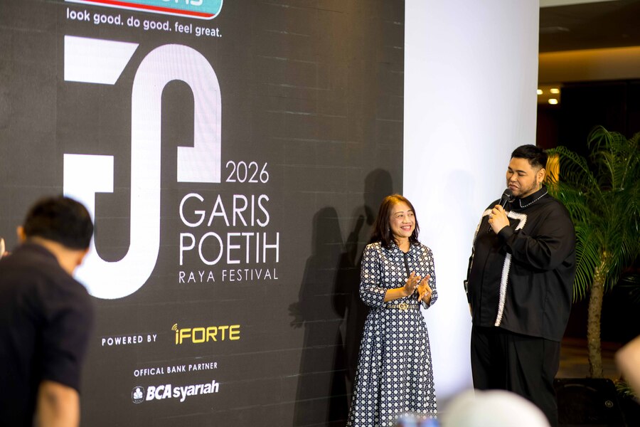 Di balik gelaran ini, nama Ivan Gunawan berdiri sebagai sosok sentral yang memprakarsai dan menghidupkan Garis Poetih dengan visi kolaboratif yang kuat. Lebih dari sekadar ajang peragaan busana, ia memposisikan Garis Poetih sebagai rumah bersama bagi para desainer modest Indonesia untuk tampil sejajar, saling menguatkan, dan mempersiapkan koleksi lebih awal menjelang Ramadan. Pendekatan ini sekaligus membuka ruang strategis bagi industri fashion Muslim untuk berkembang secara lebih matang dan berkelanjutan.