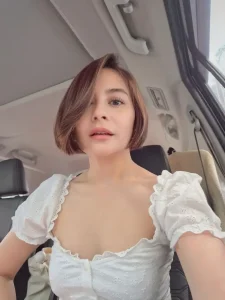 Sang aktris memilih potongan bob pendek dengan sentuhan balayage lembut yang memberi efek dimensi natural, sekaligus membuat wajahnya terlihat lebih tirus dan chic. Gaya ini langsung jadi sorotan karena memadukan sisi praktis dan stylish tanpa terlihat berlebihan.