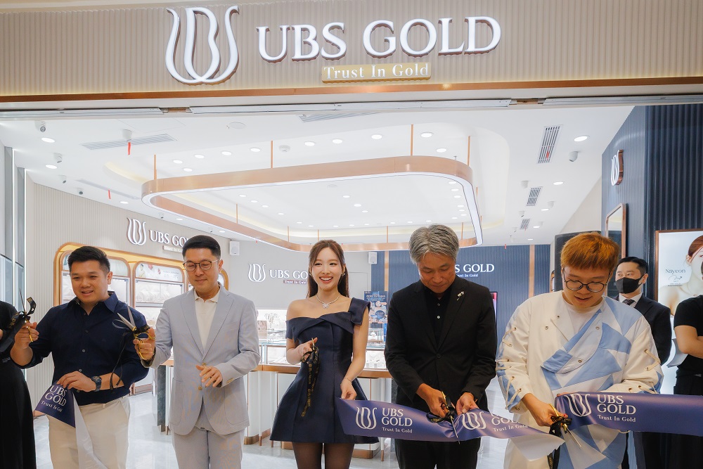 Selama lebih dari 40 tahun, UBS Gold konsisten menghadirkan perhiasan emas dan gold bar berkualitas tinggi melalui inovasi desain dan craftsmanship yang relevan lintas generasi. Kolaborasi dengan Nayeon sebagai Brand Ambassador UBS Gold 2025 menjadi tonggak penting dalam perjalanan global brand ini, menegaskan pengakuan internasional terhadap kualitas dan nilai yang diusung UBS Gold.