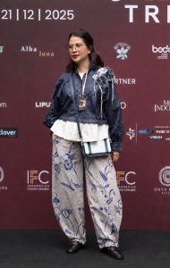 Melengkapi rangkaian tersebut, Debz turut memperkenalkan koleksi CNY 2026 dengan palet merah ikonis yang menghadirkan nuansa festive, strong, dan refined. Dirancang agar selaras dengan karakter urban NusaZen, koleksi ini menjadi penutup yang menegaskan visi Debz dalam menciptakan karya yang modern, berkarakter, dan tetap berakar pada budaya.