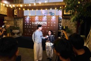 Pada Bali Fashion Trend 2025, Debz juga berkolaborasi dengan brand sepatu BUCCHERI dalam presentasi bertema sustainable fashion. Berdiri sejak 1988, BUCCHERI dikenal sebagai salah satu brand alas kaki berkualitas di Indonesia. Dalam kolaborasi ini, Debz mengolah sisa kain batik menjadi patchwork artistik yang diintegrasikan ke dalam koleksi BUCCHERI, mencerminkan komitmen bersama terhadap kreativitas dan keberlanjutan.