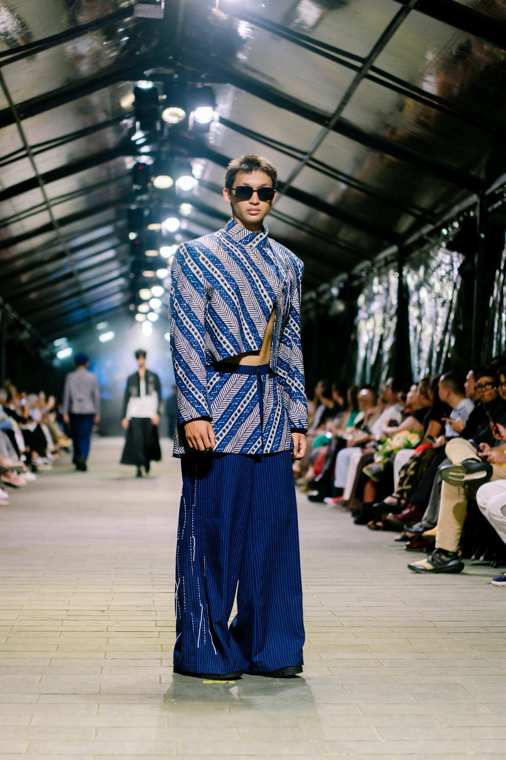 Sejak mendirikan Debz pada 2015, Debby Fauziyanto dikenal konsisten menghadirkan batik dalam interpretasi kontemporer. Lulusan Fashion Design & Merchandising Marketing dari San Francisco ini telah menorehkan kiprah di berbagai panggung mode nasional dan internasional, termasuk Jakarta, Bali, Singapura, dan Australia. Penghargaan Best Designer di ajang Australian Supermodel of the Year (ASOTY) 2023 semakin mengukuhkan reputasinya sebagai desainer yang sukses membawa wastra Nusantara ke level global.