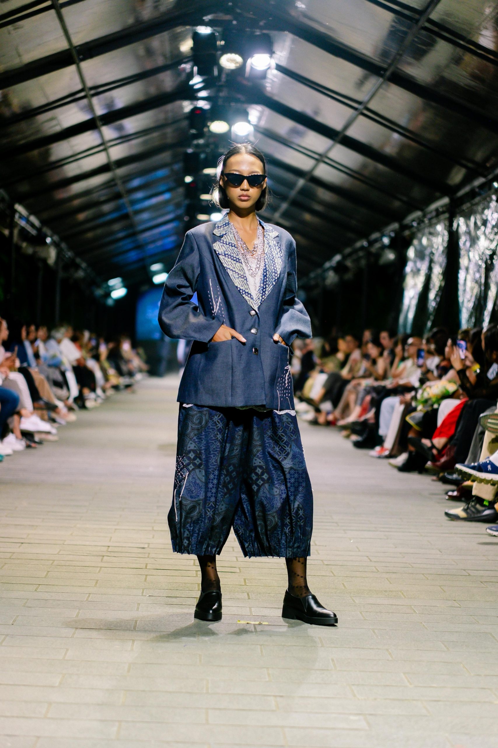 Bali Fashion Trend 2025 menjadi momen penting bagi label Debz untuk kembali menegaskan posisinya di peta mode Indonesia. Bertempat di Hotel Onyx Resort, Bali, desainer batik kontemporer Debby Fauziyanto mempersembahkan koleksi terbarunya bertajuk NusaZen—sebuah eksplorasi gaya yang memadukan identitas budaya dengan pendekatan modern yang relevan dengan gaya hidup urban masa kini.