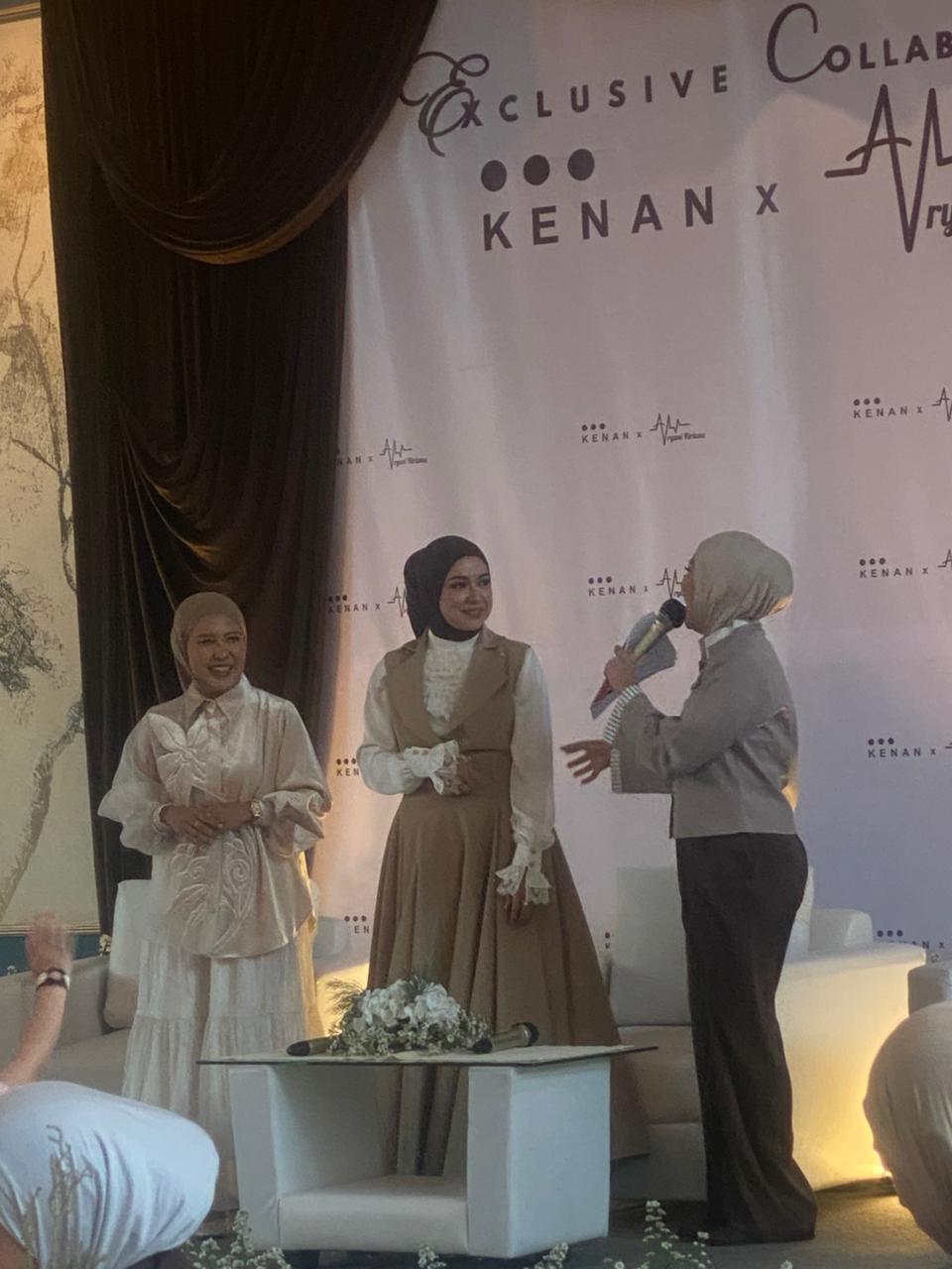 Mengusung tema “Shine in Your Aura”, Kenan Hijab menekankan pesan bahwa kecantikan sejati lahir dari rasa nyaman dan kepercayaan diri. Brand asal Karawang yang berdiri sejak 2014 ini ingin menghadirkan busana yang bukan hanya indah dipandang, tetapi juga mampu memancarkan aura positif dari dalam diri pemakainya. Aryani Fitria dipilih sebagai mitra karena merepresentasikan nilai elegan, autentik, dan keluarga—terlihat dari kehadirannya bersama sang suami, Donny Michael, dan anak mereka.