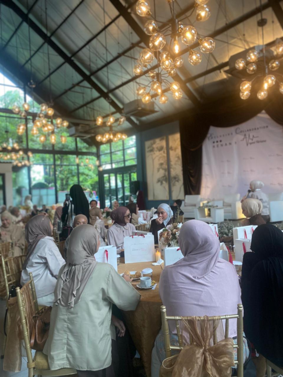 Suasana hangat dan elegan menyelimuti Cerita Rasa Nusantara, Jakarta Selatan, saat Kenan Hijab dan Aryani Fitria bersatu dalam acara Exclusive Collaboration Kenan x Aryani pada Rabu (21/1/2026). Lebih dari sekadar peluncuran koleksi, kolaborasi ini menjadi simbol sinergi dua kekuatan lokal yang saling menguatkan, sekaligus menegaskan arah modest fashion Indonesia yang kini bergerak bersama, bukan berjalan sendiri-sendiri.