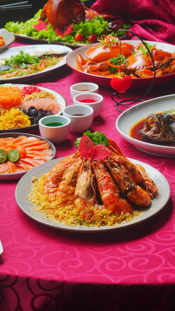 Tak hanya soal kuliner, Catappa Restaurant yang memiliki kapasitas hingga 350 pax menawarkan suasana dengan desain interior elegan dan modern. Untuk melengkapi pengalaman, tamu juga dapat mengabadikan momen di Chinese New Year Photo Corner serta menikmati hiburan spesial berupa Barongsai, Dragon Dance, Guzheng, dan Live Music yang akan tampil selama acara berlangsung.