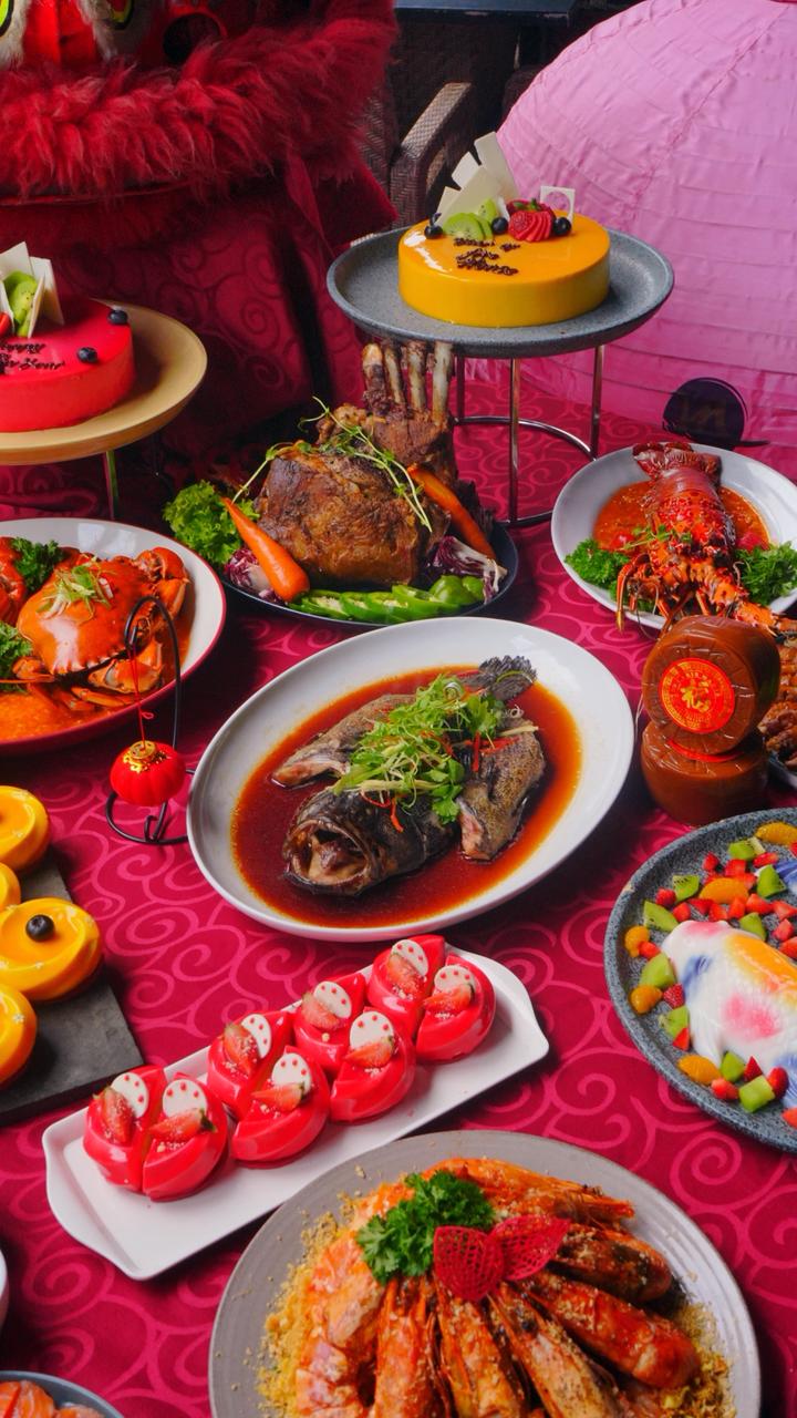 Lebih dari 150 pilihan menu siap memanjakan lidah, mulai dari hidangan pembuka, menu utama, hingga penutup. Para tamu dapat menikmati sajian istimewa seperti Baked Whole Fish with Spicy Chili Sauce, Shabu-Shabu Station, Claypot khas Malaysia, aneka menu Singapura, sajian barbeque, hingga beragam hidangan Chinese Asian favorit lainnya yang disiapkan secara istimewa oleh tim kuliner Catappa Restaurant.