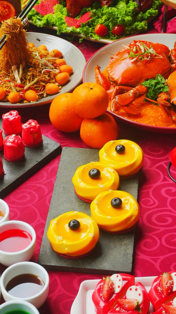 Imlek Dinner akan digelar pada 16 Februari 2026 mulai pukul 18.00 WIB, dengan harga IDR 550.000 nett per orang. Menariknya, setiap tamu akan mendapatkan Prosperity Yee Sang sebagai complimentary, simbol harapan akan keberuntungan dan kemakmuran di tahun yang baru. Sementara itu, Imlek Brunch hadir pada 17 Februari 2026 dengan konsep dan harga yang sama, memberikan alternatif perayaan Imlek yang lebih santai namun tetap berkesan.