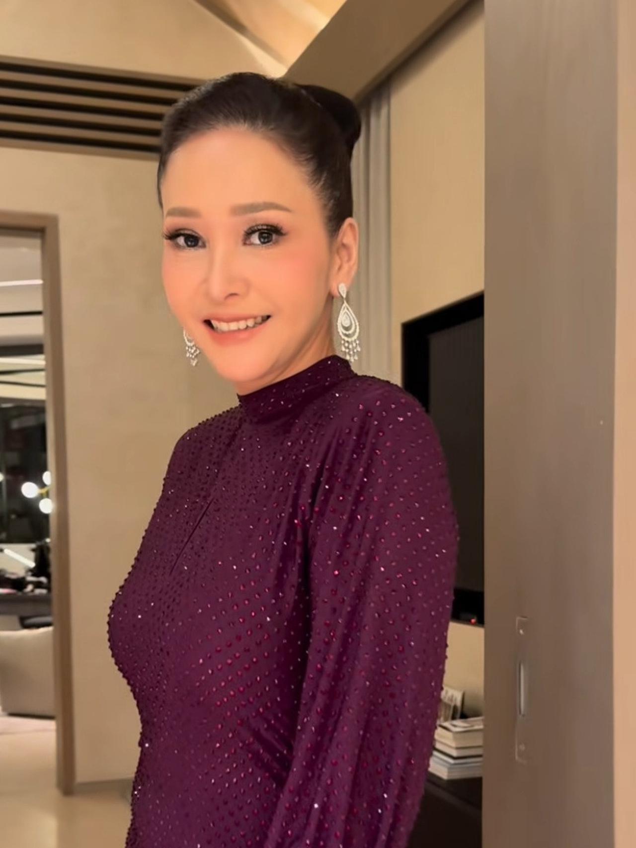 Maia Estianty merayakan ulang tahunnya yang ke-50 dengan sebuah pesta mewah yang digelar secara khusus oleh sang suami, Irwan Mussry. Acara yang berlangsung pada 31 Januari 2026 ini dihadiri keluarga inti serta deretan sahabat selebriti, dan langsung mencuri perhatian publik berkat atmosfer elegan yang terasa sejak awal. Dekorasi bernuansa merah memperkuat kesan eksklusif, namun sorotan utama tetap tertuju pada penampilan sang diva.