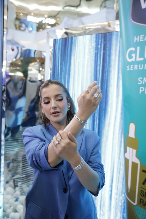 Brand perawatan tubuh Vaseline menghadirkan pengalaman imersif bertajuk Gluta-Hya Hydration Clinic, sebuah konsep beauty clinic di tengah oasis yang digelar di Mall Kota Kasablanka. Melalui kampanye #JamBukaVaseline, inisiatif ini bertujuan mengedukasi pentingnya menjaga hidrasi kulit selama Ramadan agar tetap mulus dan glowing, sejalan dengan komitmen perawatan berbasis sains dari Unilever Indonesia.
