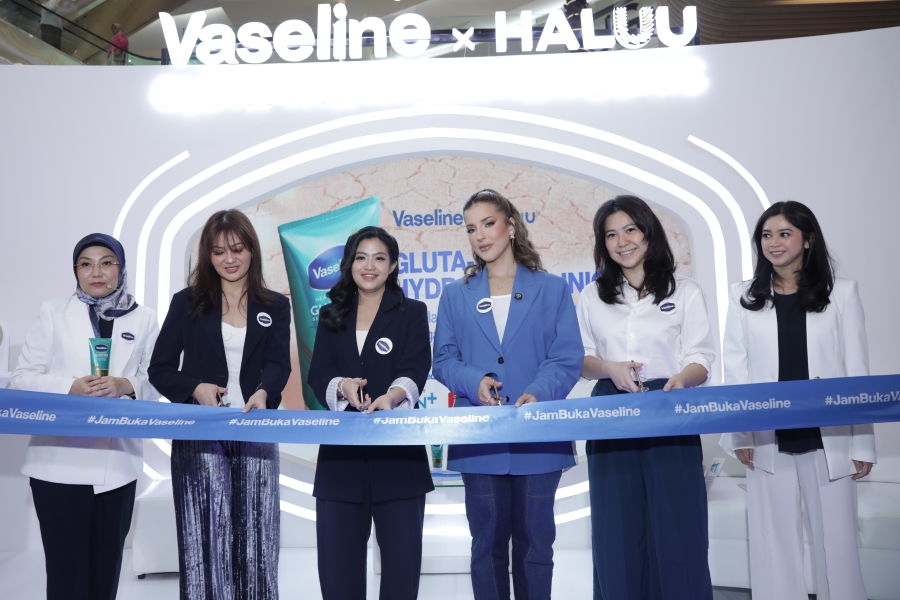 Sejalan dengan peluncuran tersebut, diperkenalkan inovasi body serum Vaseline Gluta-Hya Smoothing Perfector dengan teknologi GlutaGlow, 4D Hyaluron, dan Hydroxy Acid Complex untuk membantu eksfoliasi ringan sekaligus mengunci kelembapan hingga 12 jam. Produk ini dirancang sebagai solusi praktis untuk menjaga kulit tetap terhidrasi, halus, dan cerah selama rutinitas Ramadan.