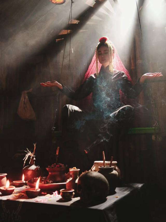 Dalam film tersebut, Luna Maya berperan sebagai Suzzanna, sosok perempuan yang identik dengan dunia mistis dan kisah balas dendam. Karakternya digambarkan menyimpan luka, trauma, dan kemarahan dari masa lalu yang kemudian mendorongnya melakukan pembalasan dengan cara supranatural. Secara visual, karakter ini tetap mempertahankan ciri khasnya seperti kerudung merah dan bunga melati, yang memperkuat nuansa horor klasik sekaligus menjadi identitas kuat sepanjang cerita.