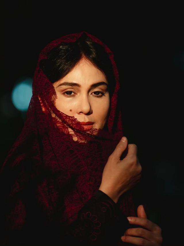 Dari sisi cerita, film ini berfokus pada konflik emosional yang berujung pada aksi balas dendam, dengan atmosfer gelap yang dibangun melalui pencahayaan remang, properti seperti lentera dan mantra, serta ekspresi intens dari karakter utama. Hingga 24 Maret 2026, film ini telah meraih sekitar 423 ribu penonton dan diprediksi terus bertambah, bahkan berpotensi menembus satu juta penonton di bioskop Indonesia.