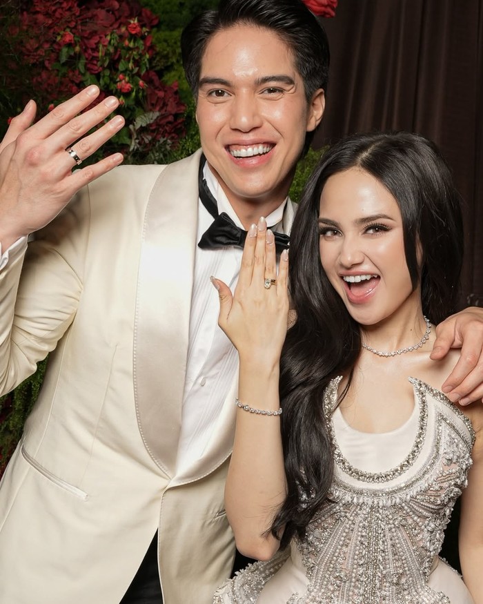 Sementara pada resepsi, Syifa berubah menjadi lebih modern dan dramatis lewat gaun rancangan Tex Saverio yang sculptural dan penuh karakter. Siluet tegas dengan detail ruffle dan embellishment geometris menjadikannya tampil kuat sekaligus feminin. Dalam karya ini, sang desainer bahkan menyebut, “I designed the dress, Syifa gave it a soul,” menandai bagaimana gaun tersebut hidup melalui kehadiran Syifa di hari istimewanya.