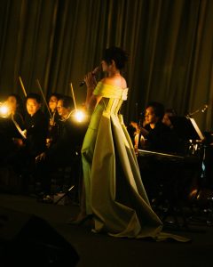Penampilan Raisa semakin sempurna dengan balutan high heels bernuansa cerah yang memberikan sentuhan kontras pada keseluruhan busana. Dipadukan dengan pencahayaan hangat di lokasi pemotretan, gaya sang penyanyi sukses memancarkan aura elegan dan feminin, hingga menuai banyak pujian dari para penggemarnya di media sosial.