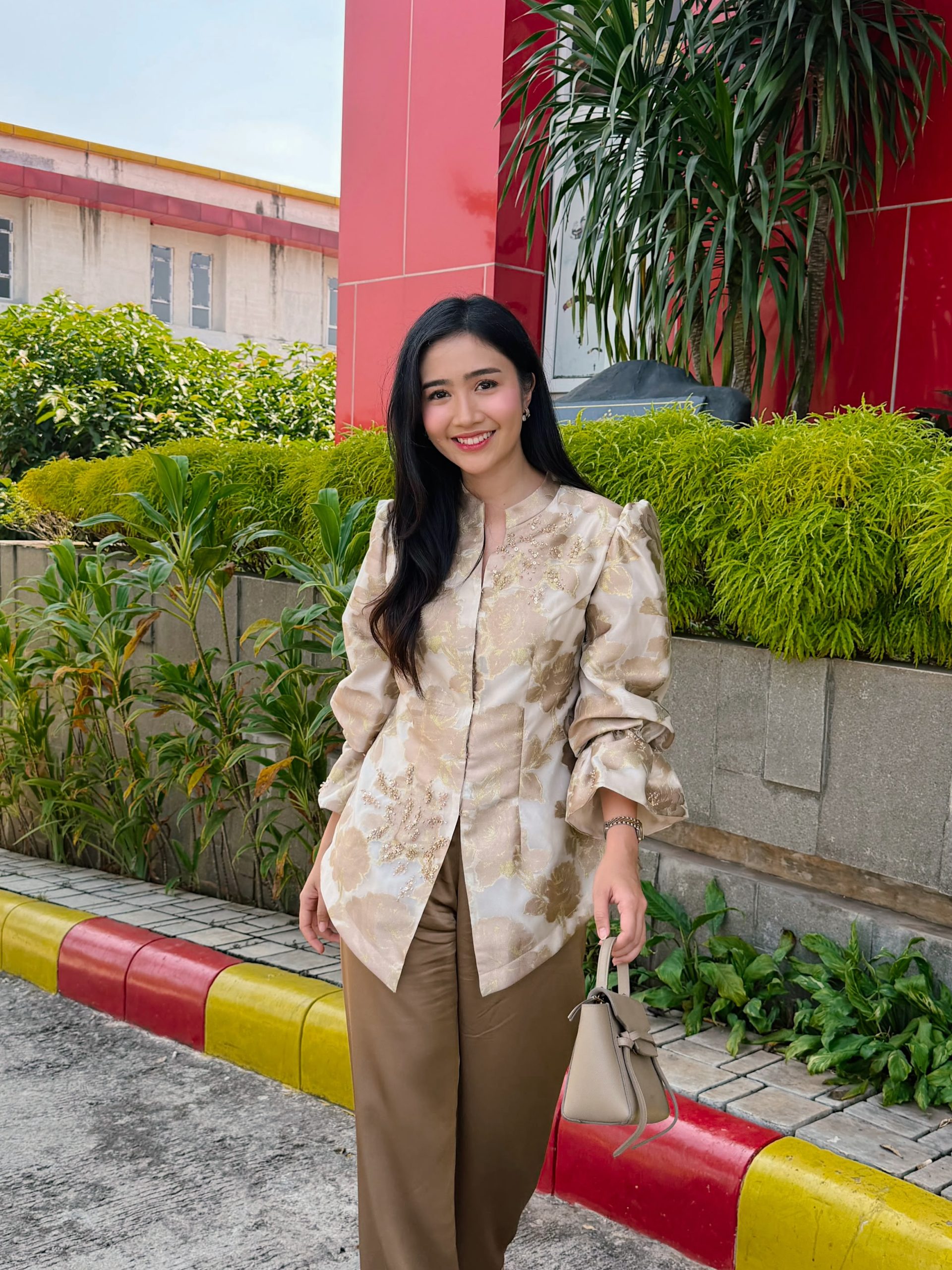 Febby Rastanty kembali mencuri perhatian lewat penampilannya saat mendampingi sang suami dalam rangkaian perayaan HUT ke-80 Polri. Tampil sebagai ibu Bhayangkari, aktris berusia 30 tahun itu tampil anggun dengan balutan busana bernuansa netral yang memancarkan kesan elegan dan sederhana.