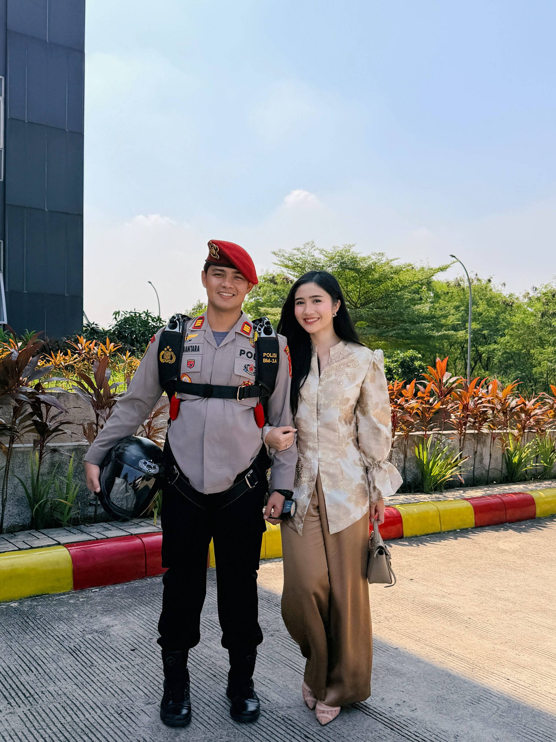 Kehadiran Febby dalam acara tersebut menuai banyak pujian dari warganet. Tak hanya tampil cantik dan berkelas, ia juga menunjukkan dukungan penuh kepada sang suami yang bertugas dalam peringatan HUT ke-80 Polri, sehingga potret kebersamaan mereka sukses mencuri perhatian publik.