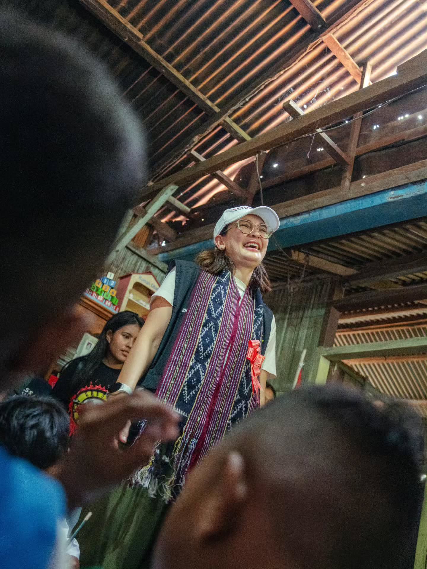 Luna Maya mengunjungi Desa Watugong, Kecamatan Alok Timur, Kabupaten Sikka, Nusa Tenggara Timur, untuk menghadiri peletakan batu pertama pembangunan gedung baru TK Sinar Watugong. Kehadirannya merupakan bagian dari program sosial Yayasan Luna Maya Nawasena yang berfokus pada peningkatan kualitas pendidikan di daerah terpencil.
