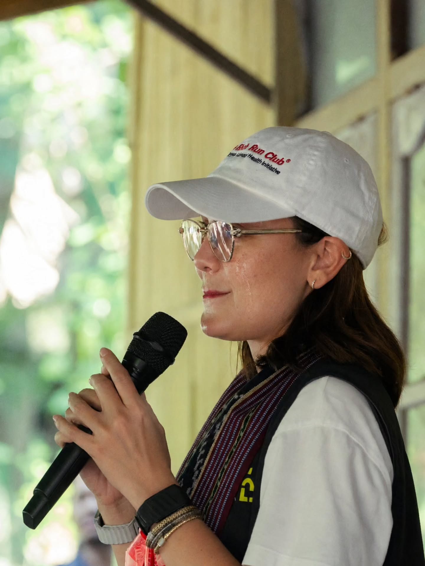 Tak hanya memberikan bantuan, Luna juga menyampaikan apresiasi kepada para guru yang tetap berdedikasi mendidik anak-anak serta kepada para orang tua yang terus berjuang memberikan pendidikan terbaik bagi buah hati mereka meski di tengah berbagai keterbatasan.