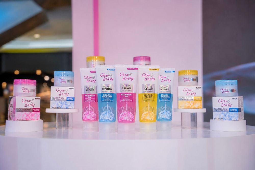 GlassBright menjadi pilihan untuk mereka yang ingin merawat kulit kusam. Gel Cleanser-nya menggunakan formula low pH yang lembut di kulit, sementara Gel Moisturizer memadukan Niacinamide dan Hyaluronic untuk membantu mencerahkan sekaligus menjaga hidrasi kulit.