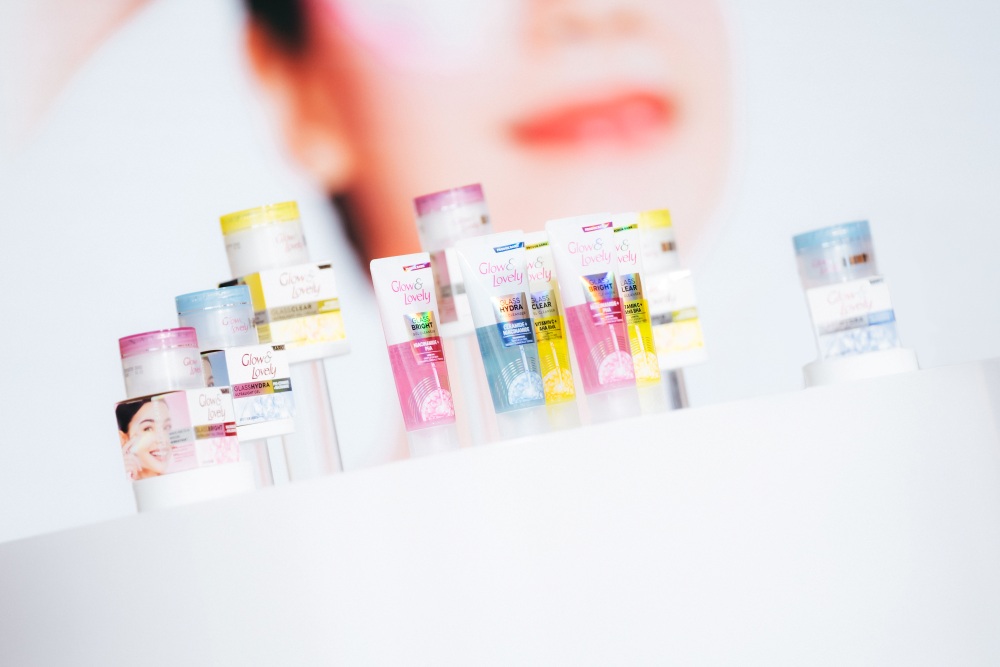 Rangkaian ini hadir dalam tiga varian, yakni GlassBright, GlassHydra, dan GlassClear, yang dirancang untuk menjawab kebutuhan kulit yang berbeda dengan satu tujuan: mendapatkan #NoFilterGlassSkin.

