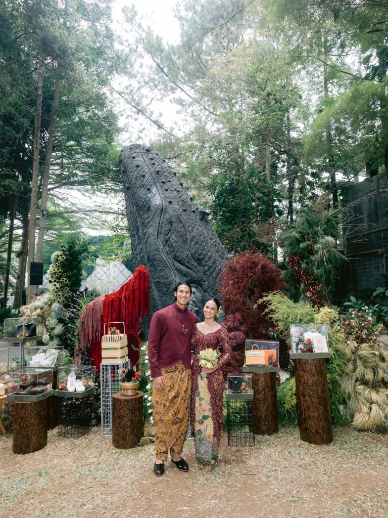 Pihak keluarga dan teman dekat hadir dalam momen tersebut. Kakak tiri Sean, Fachri Albar, hadir bareng istri, Renata Kusmanto serta buah hati mereka.Aktris Aurora Ribero, Eva Celia dan Sahila Hisyam terlihat dalam acara tersebut.
"Selamat hanamalasan gelaelized semoga lancar persiapannya dan happy haha hihi," tulis Sahila Hisyam.
Sementara selebriti pria, nampak Gading Marten dan Morgan Oey. Morgan mengucapkan selamat dalam sebuah feeds yang diunggah di Instagram pribadinya.