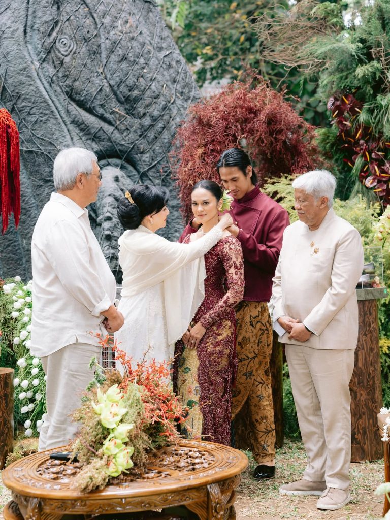 Nuansa etnik yang mewah dan intimate terasa dari potret jepretan venemapictures yang di-posting Hana di Instagram.
"Officially engaged. Our little wave of love. A beautiful morning, surrounded by family and the people we love. Bismillah," tulis wanita 35 tahun pada caption.