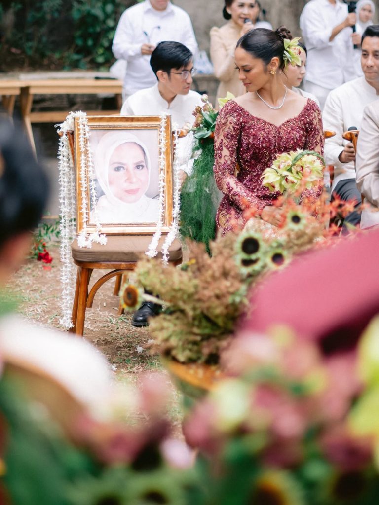 Salah satu poin yang mengharukan adalah bingkai foto almarhumah ibu Hana Malasan yang dipajang di salah satu kursi untuk keluarga Hana. Ibunda Hana diketahui telah wafat pada Juli 2025.