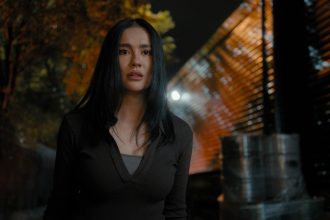 Agnez Mo membawa sisi berbeda dalam debutnya di produksi Hollywood lewat perannya sebagai Lila Hoth di Reacher Season 4. Serial ini resmi hadir di Prime Video pada 12 Agustus 2026 dan menjadi salah satu langkah besar Agnez di dunia akting internasional.