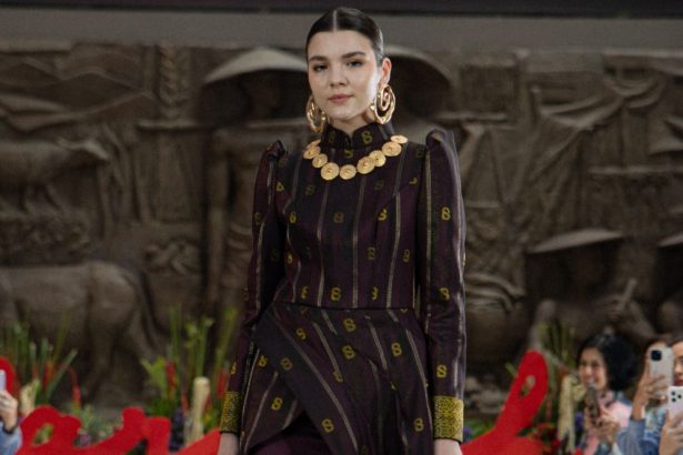 kolaborasi Sarinah dengan Buttonscarves menghadirkan Songket Collection