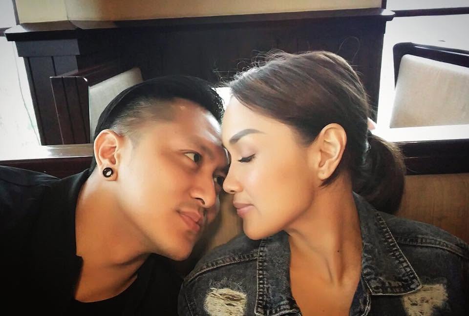 Usai dinyatakan sah sebagai suami istri, Demian kemudian menyematkan cincin berlian yang menjadi mas kawin kepada Sara. Pernikahan tersebut menjadi babak baru bagi keduanya setelah melewati perjalanan hubungan yang sempat menjadi perhatian publik.