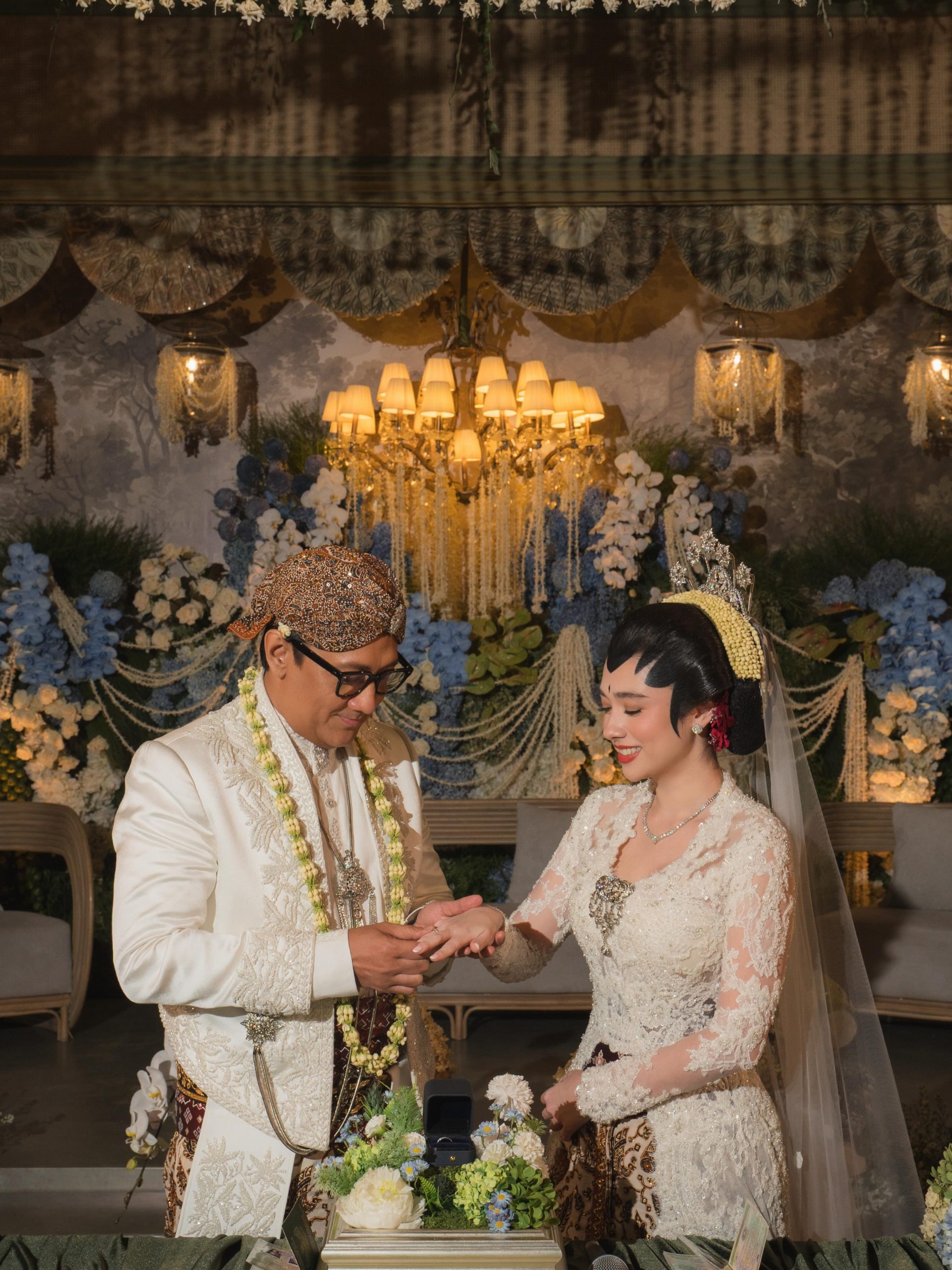 Pernikahan Andre dan Amanda pun langsung menjadi perbincangan di media sosial. Publik memberikan beragam reaksi setelah melihat kabar bahwa keduanya telah resmi menjadi pasangan suami istri.