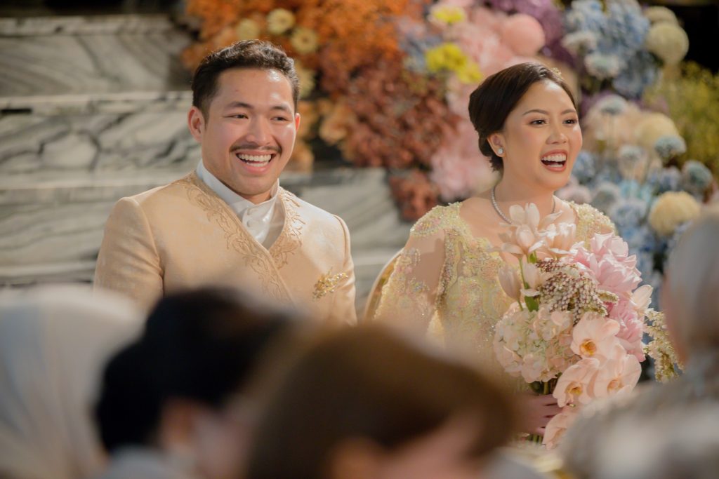 Lamaran ini pun menarik perhatian bukan hanya karena sosok Abbe sebagai putra pasangan musisi Melly Goeslaw dan Anto Hoed, tetapi juga karena Bella merupakan putri Bambang Soesatyo, tokoh politik dari Partai Golkar.