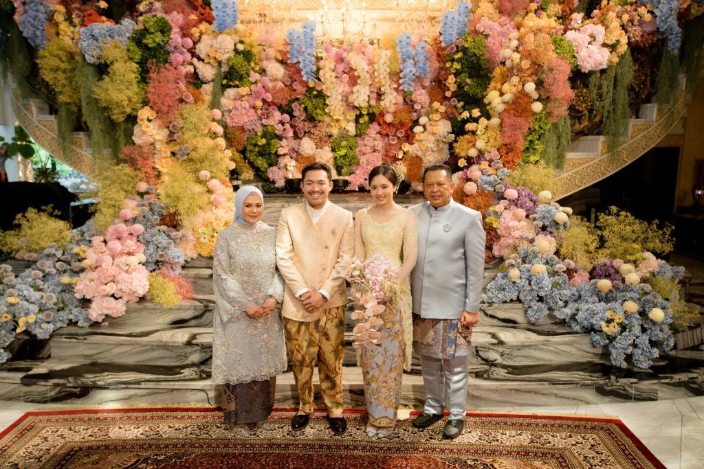 Sebelum menuju hari bahagia tersebut, Abbe dan Bella disebut masih akan melanjutkan pendidikan mereka di luar negeri. “Mohon doanya agar semuanya diberikan kelancaran sampai hari H,” demikian pesan Melly kepada publik.