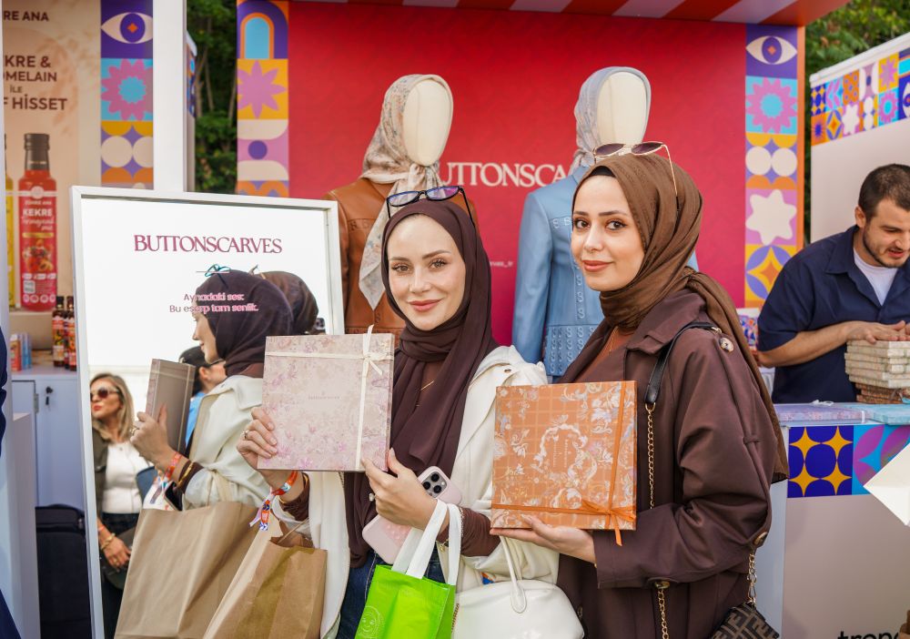 Pada 27 September, rangkaian aktivitas Buttonscarves di Türkiye berlanjut melalui Sofra in Istanbul, sebuah pertemuan eksklusif yang digelar di Çırağan Palace Kempinski Istanbul. Acara ini mempertemukan sejumlah influencer fashion dan lifestyle, brand owner, serta figur ternama di Türkiye untuk mengenal lebih dekat Buttonscarves, koleksi-koleksinya, serta arah kreatif brand.